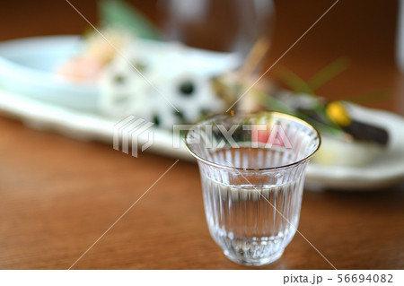 日本酒　おちょこ　　おつまみ　和食 56694082