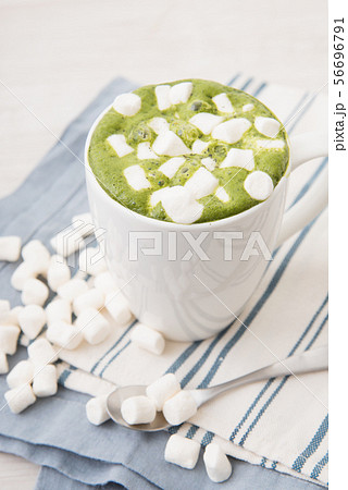マシュマロの乗った抹茶ラテ 56696791