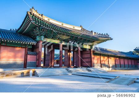 Beautiful architecture building Changdeokgung palace in Seoul city Beautiful architecture building Changdeokgung palace in Seoul city 56696902