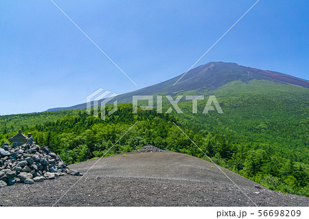 富士山　須走口遊歩道　小富士から富士山を眺める 56698209