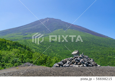 富士山　須走口遊歩道　小富士から富士山を眺める 56698215