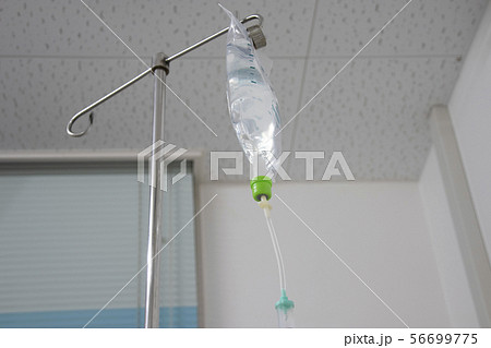 入院中の病室で点滴をするの写真素材