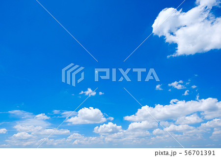 【写真素材】 青空 空 雲 夏の空 背景 背景素材 8月 コピースペース 【写真素材】 青空 空 雲 夏の空 背景 背景素材 8月 コピースペース 56701391
