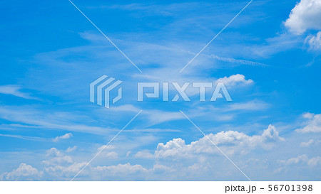 【写真素材】 青空　空　雲　夏の空　背景　背景素材　8月　コピースペース 56701398