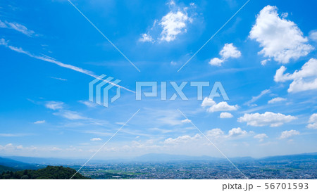 【写真素材】 青空 空 雲 夏の空 街並み 背景 背景素材 8月 コピースペース 【写真素材】 青空 空 雲 夏の空 街並み 背景 背景素材 8月 コピースペース 56701593
