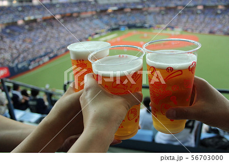 野球観戦で乾杯 野球観戦で乾杯 56703000