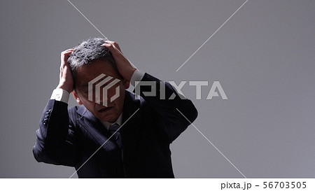 ビジネス 50代 60代 男性 スーツ 頭痛 ビジネス 50代 60代 男性 スーツ 頭痛 56703505
