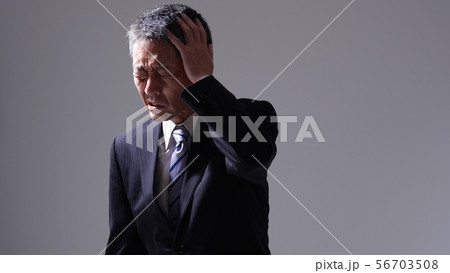 ビジネス 50代 60代 男性 スーツ 頭痛 ビジネス 50代 60代 男性 スーツ 頭痛 56703508