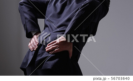 ビジネス 50代 60代 男性 スーツ 腰痛の写真素材