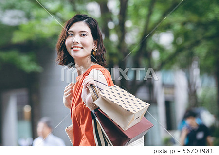 ショッピング 若い女性 ライフスタイル ショッピング 若い女性 ライフスタイル 56703981