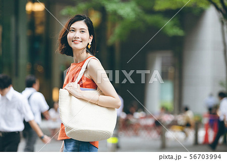 ショッピング 若い女性 ライフスタイル 56703994