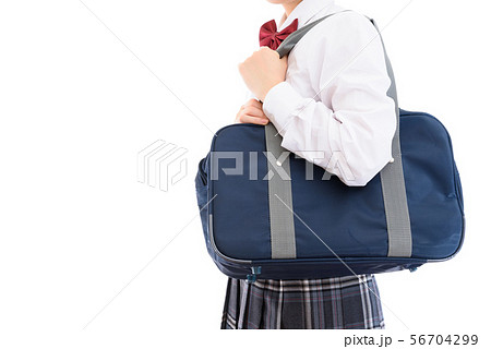 通学でバッグを持つ女子高校生 56704299
