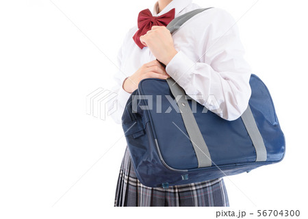 通学でバッグを持つ女子高校生 通学でバッグを持つ女子高校生 56704300