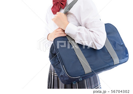 通学でバッグを持つ女子高校生 56704302