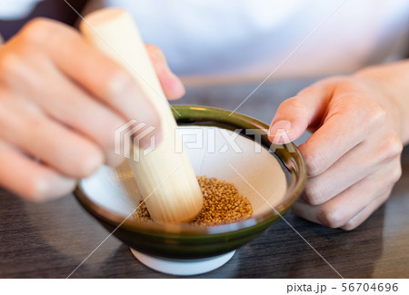 すり鉢でゴマをする 56704696