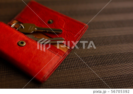 キーケースの革小物と鍵付け 56705392