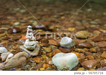 川原の積み石 56705716