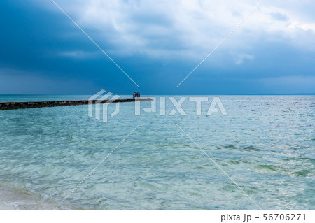 沖縄　竹富島　人気スポットの西桟橋でドローンを飛ばして楽しむ観光客 56706271