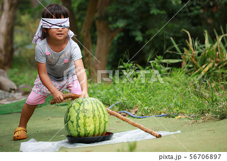 スイカ割をする女の子 56706897
