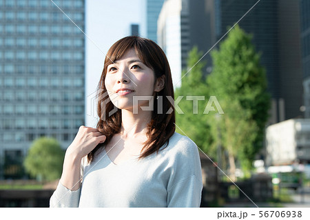 若いビジネスウーマン 丸の内 東京 都会 日本人女性の写真素材