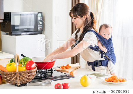 赤ちゃんをおんぶして料理するお母さん 赤ちゃんをおんぶして料理するお母さん 56706955
