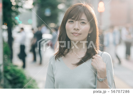 会社帰りのビジネスウーマン 丸の内 東京 都会 日本人女性 会社帰りのビジネスウーマン 丸の内 東京 都会 日本人女性 56707286