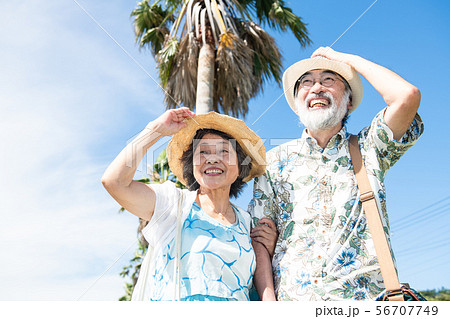 南国リゾート シニア夫婦 国内旅行 夏休み ヤシの木 青空 56707749
