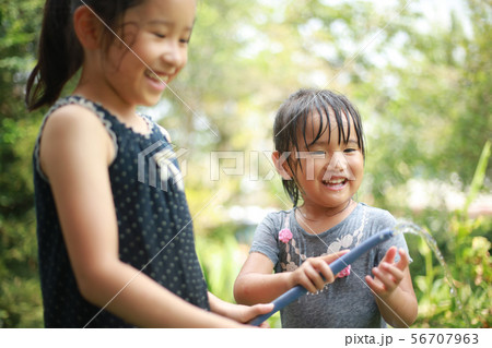 水遊びする女の子の写真素材