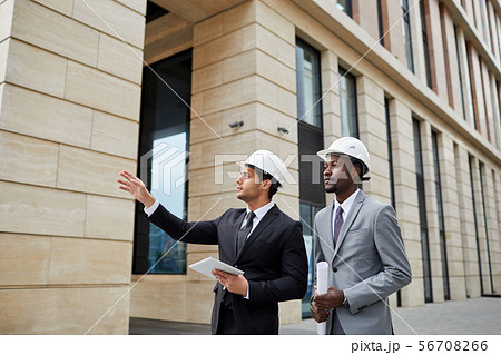 Architects discussing the project 56708266