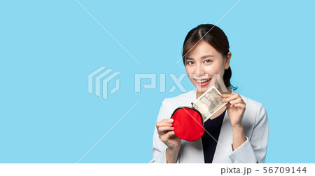 財布とお金を持つ女性 財布とお金を持つ女性 56709144
