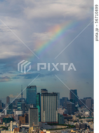 日本の東京都市景観  渋谷方面と虹（右奥は集中豪雨） 56710899
