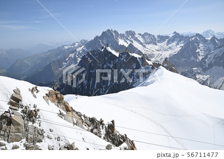 エギュイユ・ベルト、レ・ドロワトを背景に稜線を行く登山者たち エギュイユ・ベルト、レ・ドロワトを背景に稜線を行く登山者たち 56711477