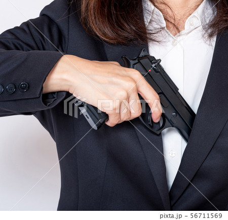 銃を出す女性 56711569