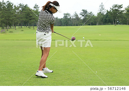 ティーショットを打つ女性 イメージ 56712146
