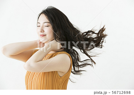 ヘアケア　ビューティー　ビューティーイメージ　　女性　若い女性　 56712698