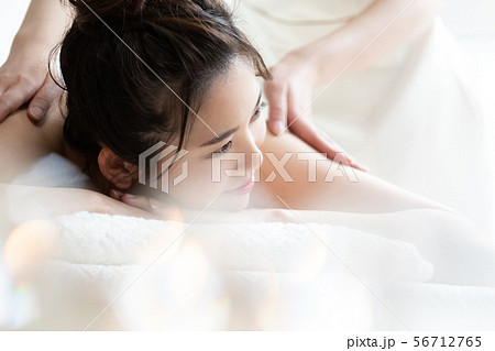若い女性 エステサロン 若い女性 エステサロン 56712765