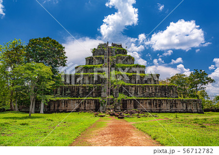 カンボジア・コーケー遺跡群のピラミッド 56712782