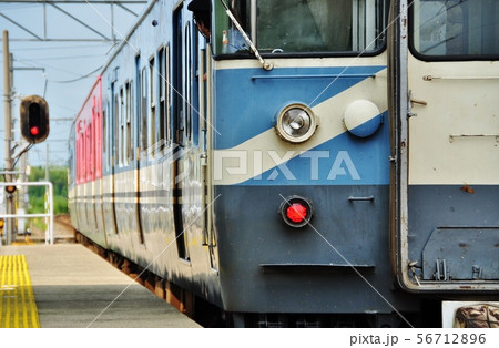 七尾線、宝達駅を発車する普通列車(415系) 七尾線、宝達駅を発車する普通列車(415系) 56712896