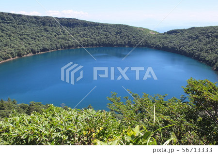 みとり生い茂る火山湖 56713333