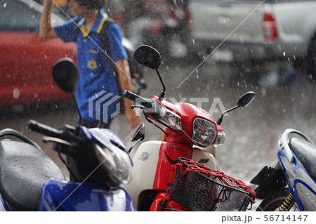 東南アジア名物のスコールに先を急ぐ女性 56714147