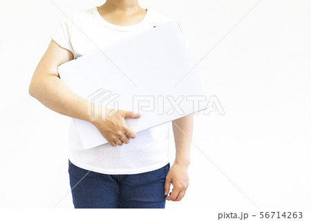 立って白いノートパソコンを持った女性 立って白いノートパソコンを持った女性 56714263