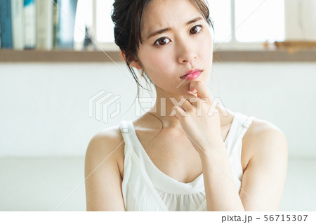 悩む表情の若い女性 悩む表情の若い女性 56715307