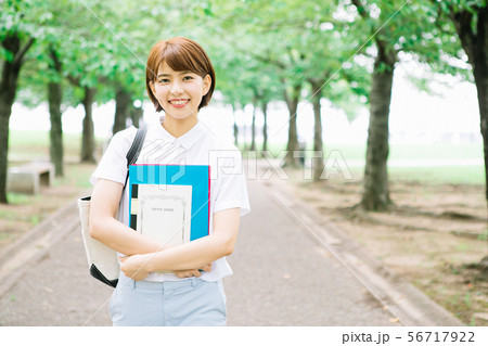 キャンパス内を歩く大学生 キャンパス内を歩く大学生 56717922