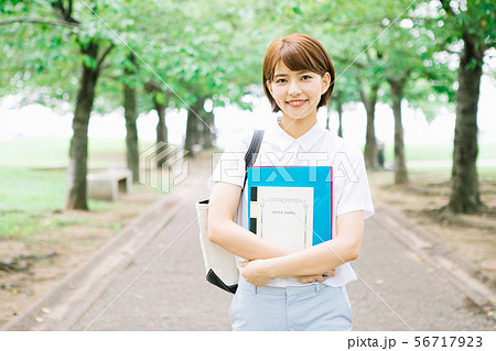 キャンパス内を歩く大学生 キャンパス内を歩く大学生 56717923