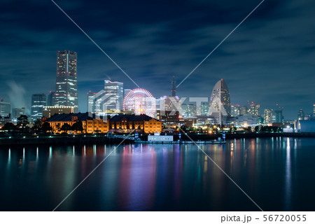 横浜の港町のみなとみらい２１の夜景 56720055