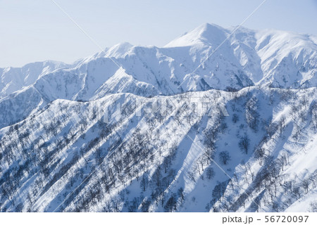 新潟県谷川連峰のタカマタギ山から望む上越の� 56720097