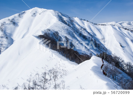 新潟県谷川連峰のタカマタギ山と登山者たち 56720099