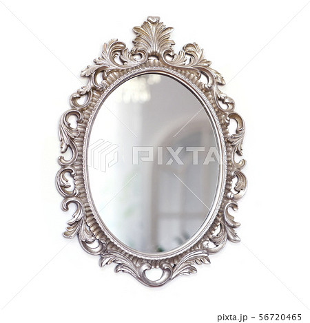 シルバーフレーム　ヨーロッパアンティーク調のウォールミラー　クラシックデザインの鏡 56720465