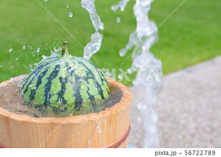 冷水で冷やしたスイカ 56722789