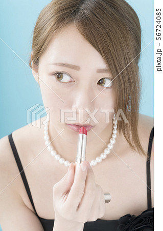 女性　口紅　メイクアップ 56724085